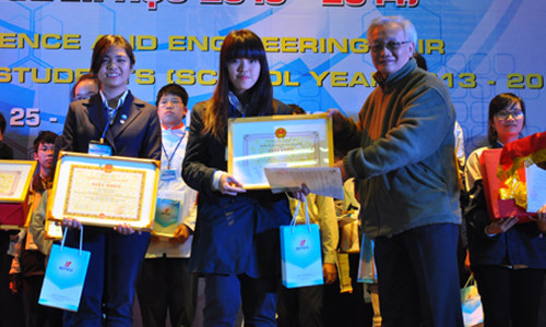 Huyền Trang (trái) và Lan Hương trên bục nhận giải chiều 26/12