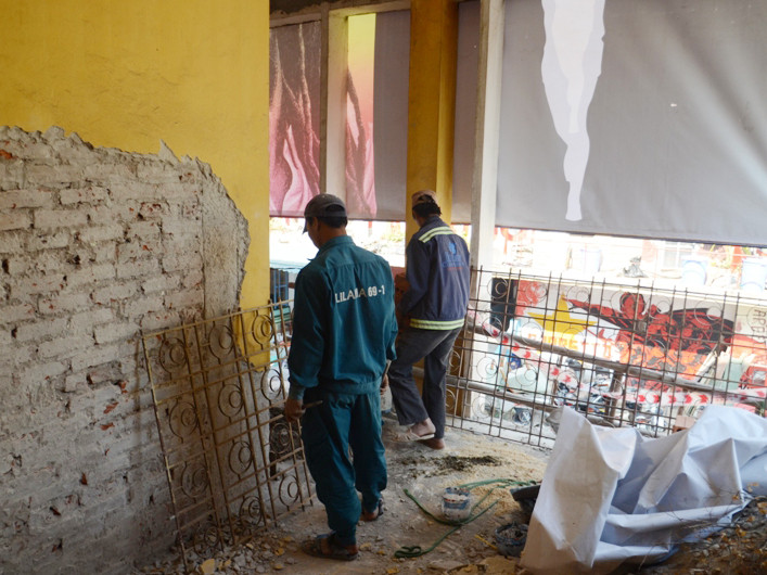 Một số công nhân xây dựng vẫn được thuê về sửa chữa trong khu vực Zone 9