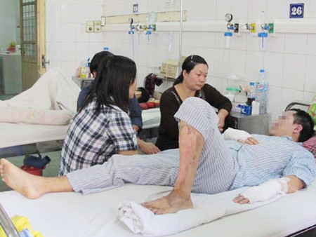 Họ hàng, bạn bè đến thăm hỏi, động viên vợ chồng anh Minh. (Ảnh: NLĐ). Họ hàng, bạn bè đến thăm hỏi, động viên vợ chồng anh Minh. (Ảnh: NLĐ)