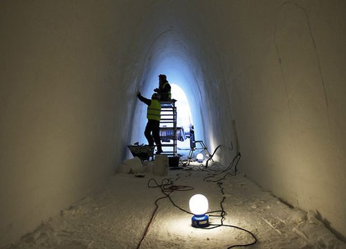 Khách sạn bắt đầu được xây dựng vào tháng 11 dưới bàn tay của các kiến trúc sư và kỹ sư hàng đầu về băng tuyết ở Thụy Điển