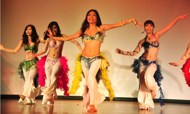 Các vũ công trình diễn vũ điệu bellydance một cách ấn tượng