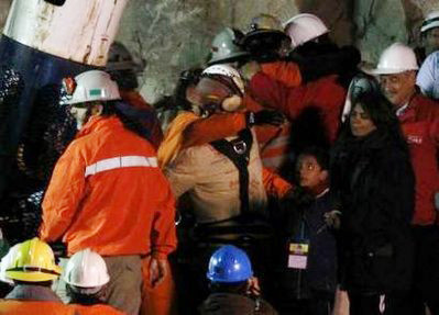 Khoảng 10h10’, Avalos trở thành thợ mỏ đầu tiên trong số 33 thợ mỏ bị mắc kẹt được cứu sống an toàn. Anh trở lại mặt đất trong tiếng những tiếng vỗ tay, nụ cười vui mừng của đám đông tại hiện trường.