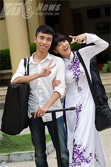 Hoàng Yến tạo dáng xì tin cùng cậu bạn đệm đàn cho tiết mục của mình