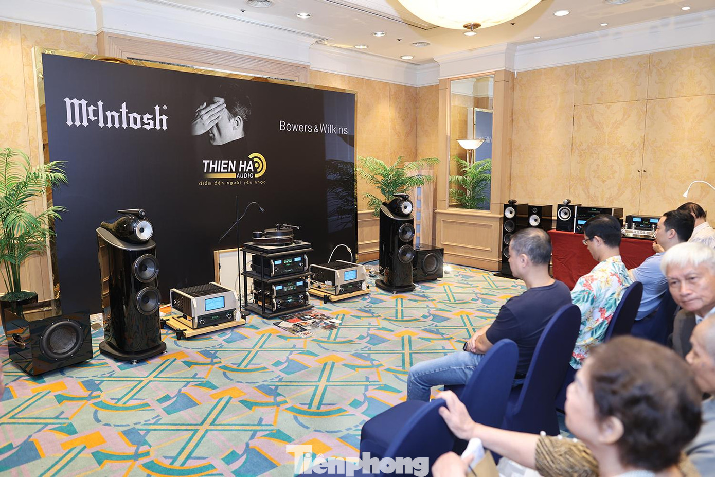 Thiên Hà Audio mang đến cho các Audiophile hệ thống phối ghép đẳng cấp, với nhân vật chính là mẫu loa Bowers &amp; Wilkins 802 D4 - mẫu loa nhì bảng của dòng 800 Series D4, 802 D4 được thừa hưởng những công nghệ của mẫu loa đầu bảng, đem đến trải nghiệm âm thanh chuẩn phòng thu, đồng thời làm nổi bật sự sang trọng cho hệ thống âm thanh tại gia.