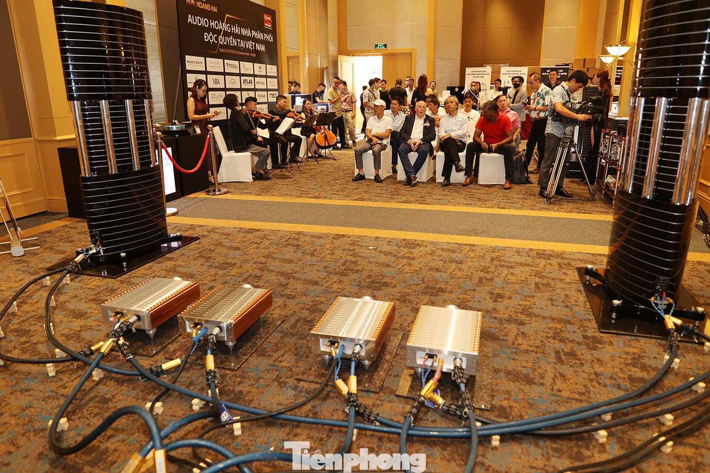 Loa Gauder Akustik Berlina RC11 là mẫu loa đỉnh cao của thương hiệu Gauder Akustik với chất lượng âm thanh sống động, cho bạn chất lượng âm thanh như tại các buổi hòa nhạc lớn