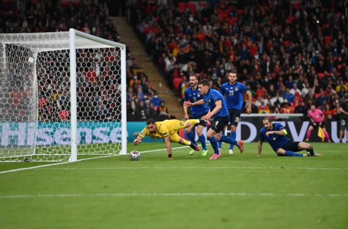 Hàng phòng ngự 4 trung vệ luôn tỏ rõ sự an toàn cho tuyển Italia