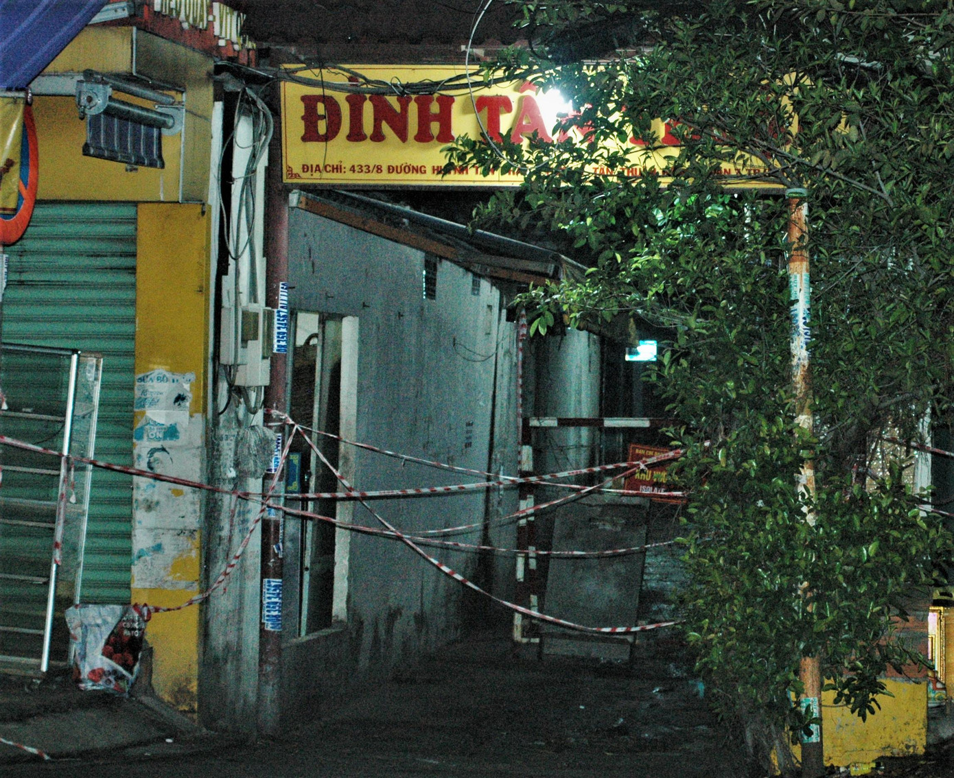 Hẻm nhỏ trước đình làng, đã không còn cảnh giao nhận hàng ban đêm.