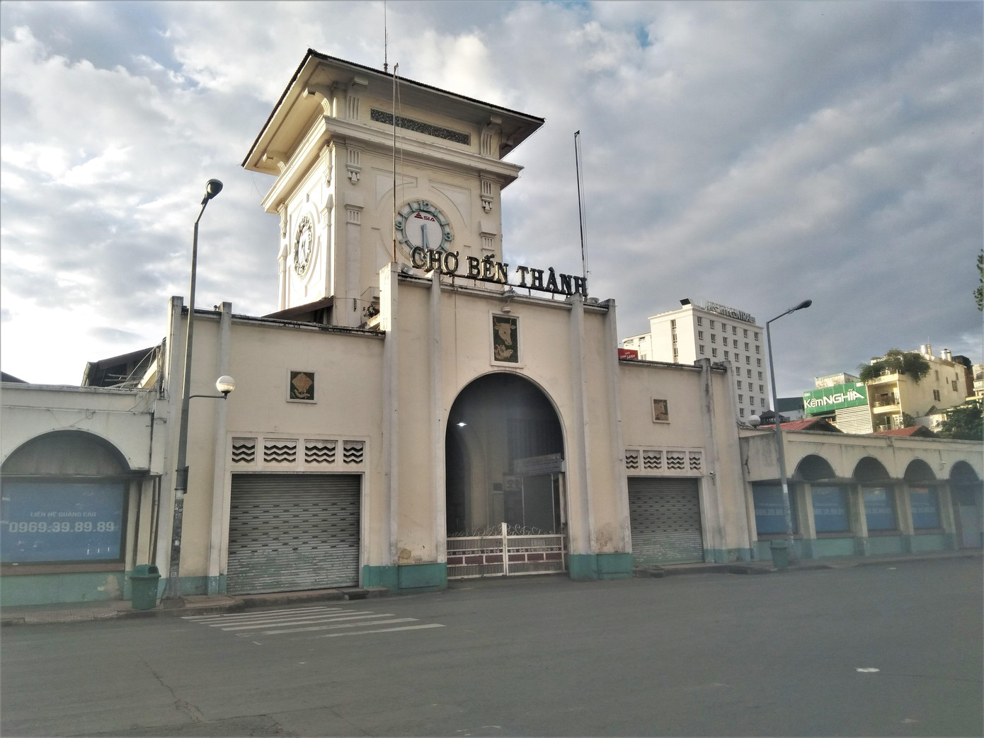 Thực hiện cách ly xã hội từ ngày 9/7/2021, tất cả các chợ nổi tiếng của TPHCM đã đóng cửa và việc tiêu thụ sản phẩm chuyển sang các cửa hàng tiện lợi và thương mại điện tử. Chợ Bến Thành trung bình đón 16.000 lượt du khách, khách mua hàng mỗi ngày, là điểm đến không thể thiếu của du khách khi tới TPHCM. Thực hiện chủ trương cách ly xã hội, tất cả các gian hàng đều đóng cửa. Nếu các đợt dịch trước đây, chợ vẫn còn hoạt động một số gian hàng bán hoa tươi, hoa quả, nhưng lần này tuyệt đối không còn bóng dáng tiểu thương.