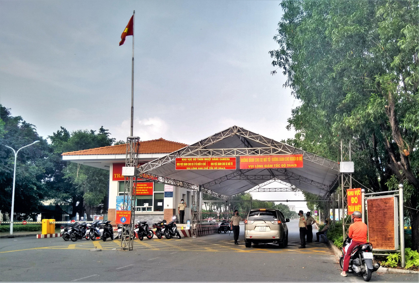 Trái với giờ tan tầm hàng vạn công nhân ra về và nhiều xe buýt đưa rước, hôm nay chỉ lác đác vài xe công vụ vào làm việc với sự kiểm soát chặt chẽ