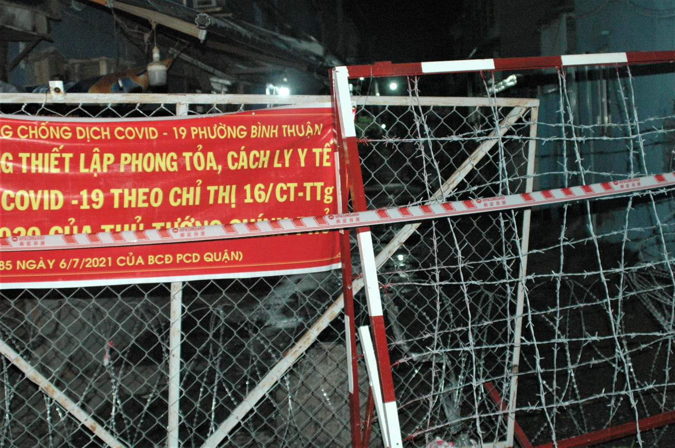 Hẻm phong tỏa ở phường Bình Thuận, Quận 7, không còn người giao nhận hàng.