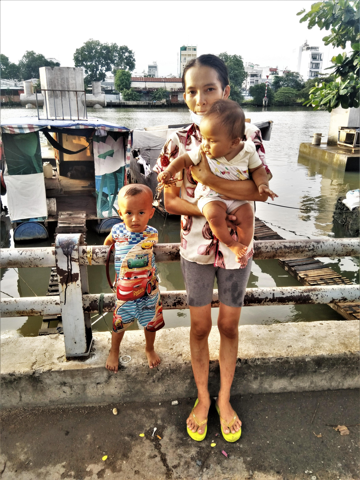 Chị Thảo và hai đứa con trước chiếc ghe của mình, chiều 11/7/2021 Chị Thảo và hai đứa con trước chiếc ghe của mình, chiều 11/7/2021