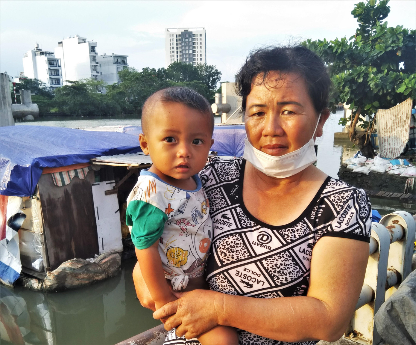 Cô Hương với đứa cháu nội trên tay. Không ai biết bố mẹ đứa nhỏ đã đi đâu. Cô Hương với đứa cháu nội trên tay. Không ai biết bố mẹ đứa nhỏ đã đi đâu.