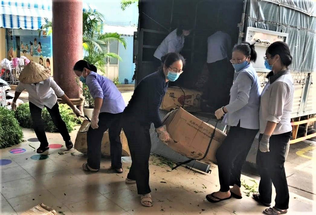 Không cần phải tập gym, các Sơ khuân vác hết những thùng hàng từ xe tải 2,5 tấn. Không cần phải tập gym, các Sơ khuân vác hết những thùng hàng từ xe tải 2,5 tấn.