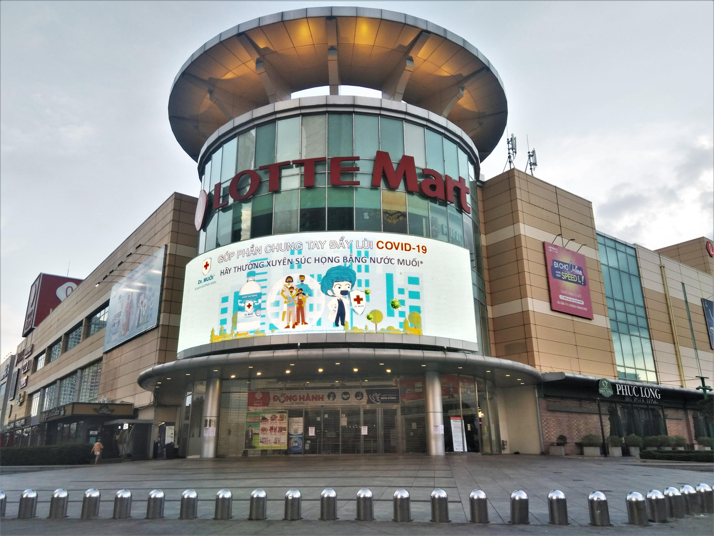 Siêu thị Lotte Mart quận 7, TPHCM đã ngừng kinh doanh để phòng chống COVID-19. Không chỉ các chợ truyền thống mà siêu thị cũng bị ảnh hưởng vì đại dịch. Điển hình là siêu thị Lotte quận 7 ngay sau khi có ca mắc COVID-19 đã buộc phải tạm ngưng hoạt động. Việc các chợ truyền thống lâu đời đóng cửa, cộng thêm siêu thị cũng không phục vụ khiến nhiều người nội trợ gặp khó khăn
