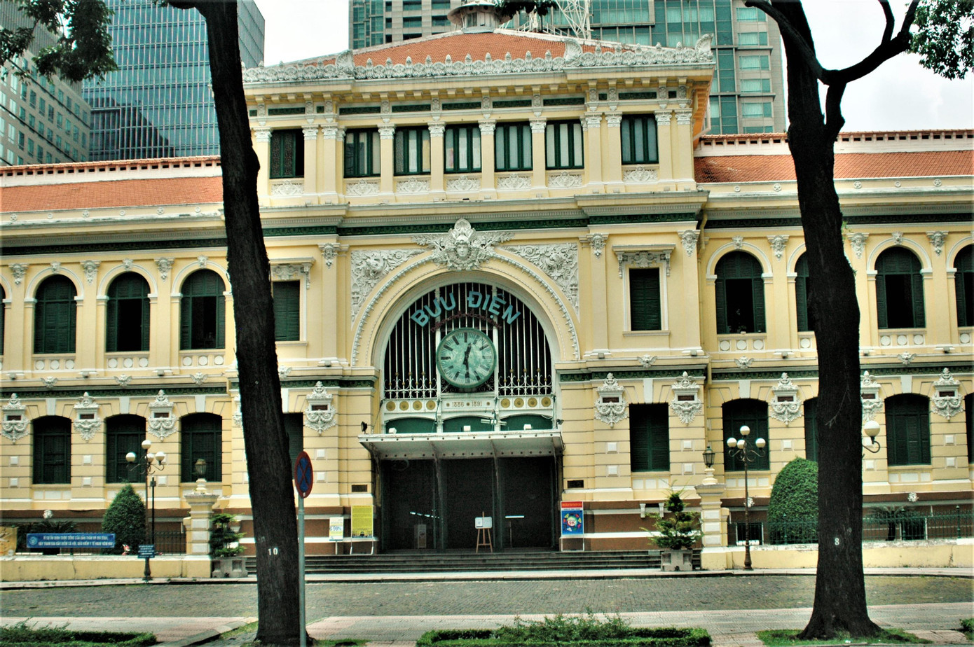 Bưu điện cổ, được xây dựng từ năm 1886 – 1891 bởi kiến trúc sư lừng danh Gustave Eiffel người Pháp. Một viên ngọc kiến trúc và một điểm đến tham quan. Sau một tuần cách ly xã hội, bưu điện vẫn mở cửa phục vụ, song không thấy khách. Bưu điện cổ, được xây dựng từ năm 1886 – 1891 bởi kiến trúc sư lừng danh Gustave Eiffel người Pháp. Một viên ngọc kiến trúc và một điểm đến tham quan. Sau một tuần cách ly xã hội, bưu điện vẫn mở cửa phục vụ, song không thấy khách.