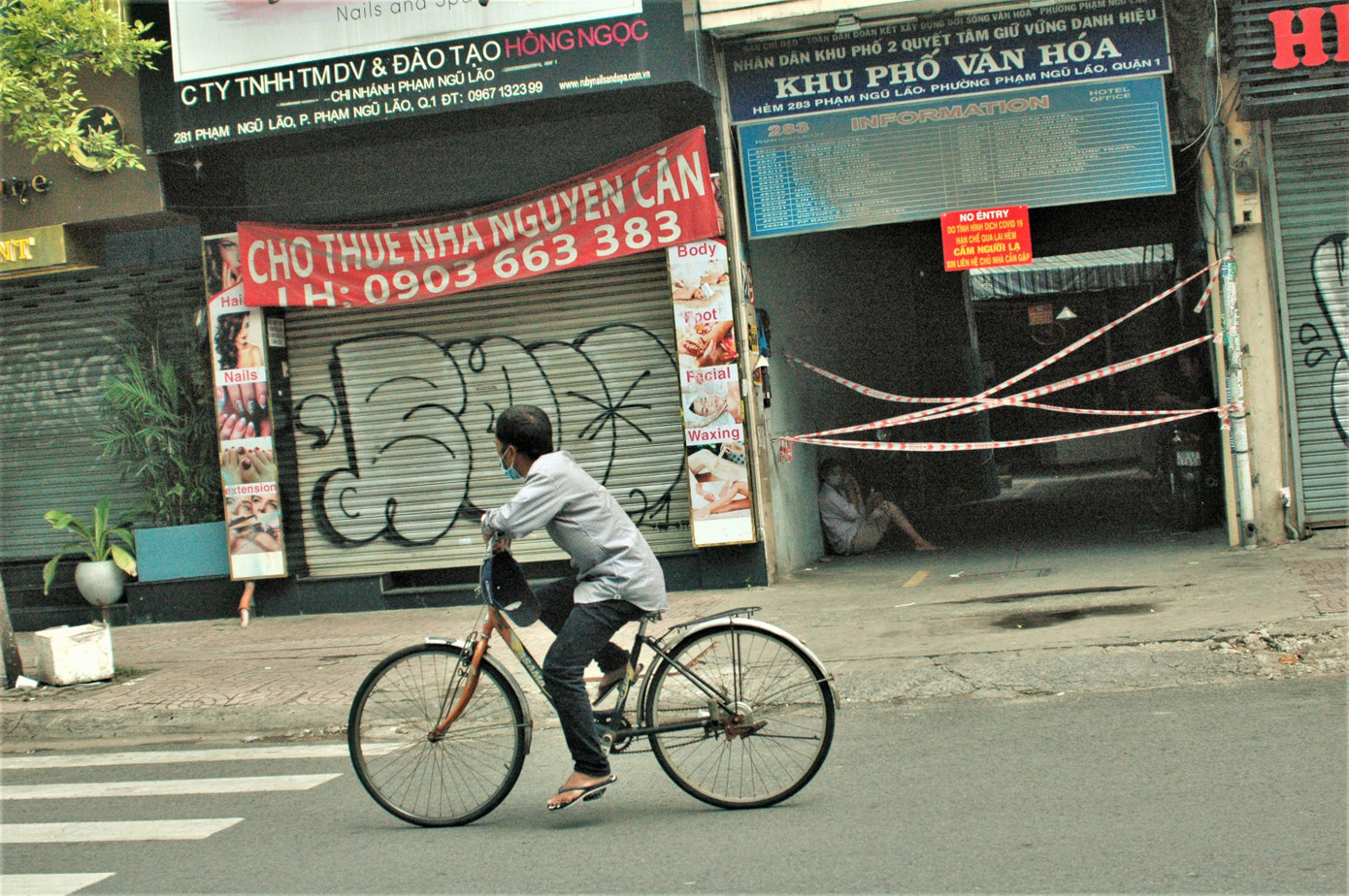 Song nếu như trước đây chỉ có hẻm nào xuất hiện người bị mắc COVID-19 thì mới bị phong tỏa, còn lại hoạt động bình thường thì trong đợt dịch bệnh bùng phát lần thứ 4, tất cả các hẻm ở phố đi bộ và trong khu phố Tây đều được phong tỏa, dù không có ca dương tính với SARS-CoV-2. Một hẻm trên đường Phạm Ngũ Lão.