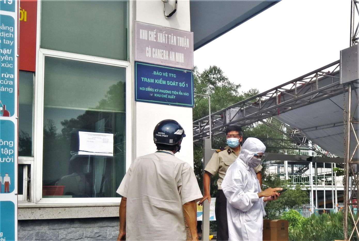 Nhiều công nhân hiện đang ở lại tại các công ty để phòng chống dịch. Trong ảnh là người nhà một công nhân đang liên lạc với con của mình.