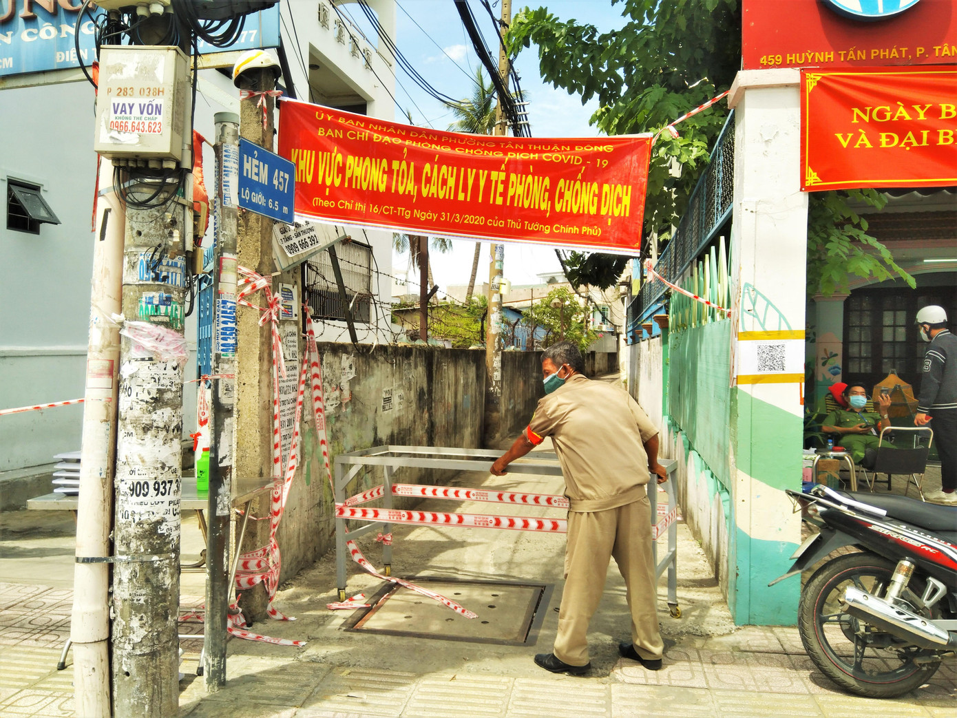 Người dân đều tuân thủ quy định, ai ở nhà nấy, chỉ trường hợp đặc biệt khi nhận lương thực, thực phẩm, họ mới ra khỏi nhà để đến các chốt trực. Trong ảnh: Hẻm 347 đường Huỳnh Tấn Phát được chốt chặn 24/24
