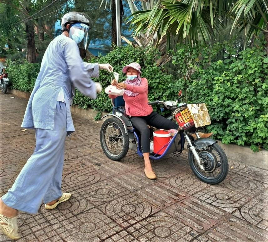 Bước chân không mỏi đem bếp ăn yêu thương đến với những người gặp khó khăn trong mùa dịch Bước chân không mỏi đem bếp ăn yêu thương đến với những người gặp khó khăn trong mùa dịch