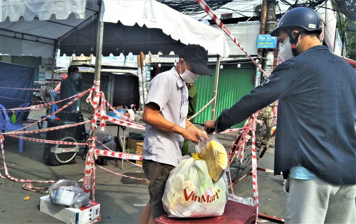 Người đàn ông trong khu phong tỏa rất vui mừng, cảm động khi nhận được quà của người thân sau nhiều ngày chờ đợi. Người đàn ông trong khu phong tỏa rất vui mừng, cảm động khi nhận được quà của người thân sau nhiều ngày chờ đợi.