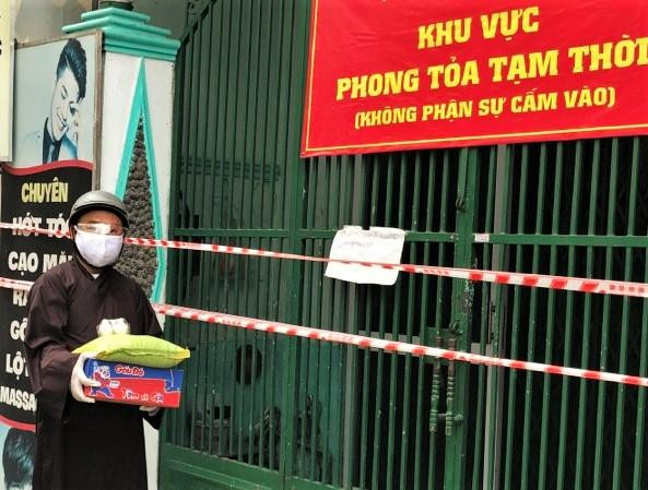 Các sư thầy đưa quà hỗ trợ đến vùng phong tỏa Các sư thầy đưa quà hỗ trợ đến vùng phong tỏa