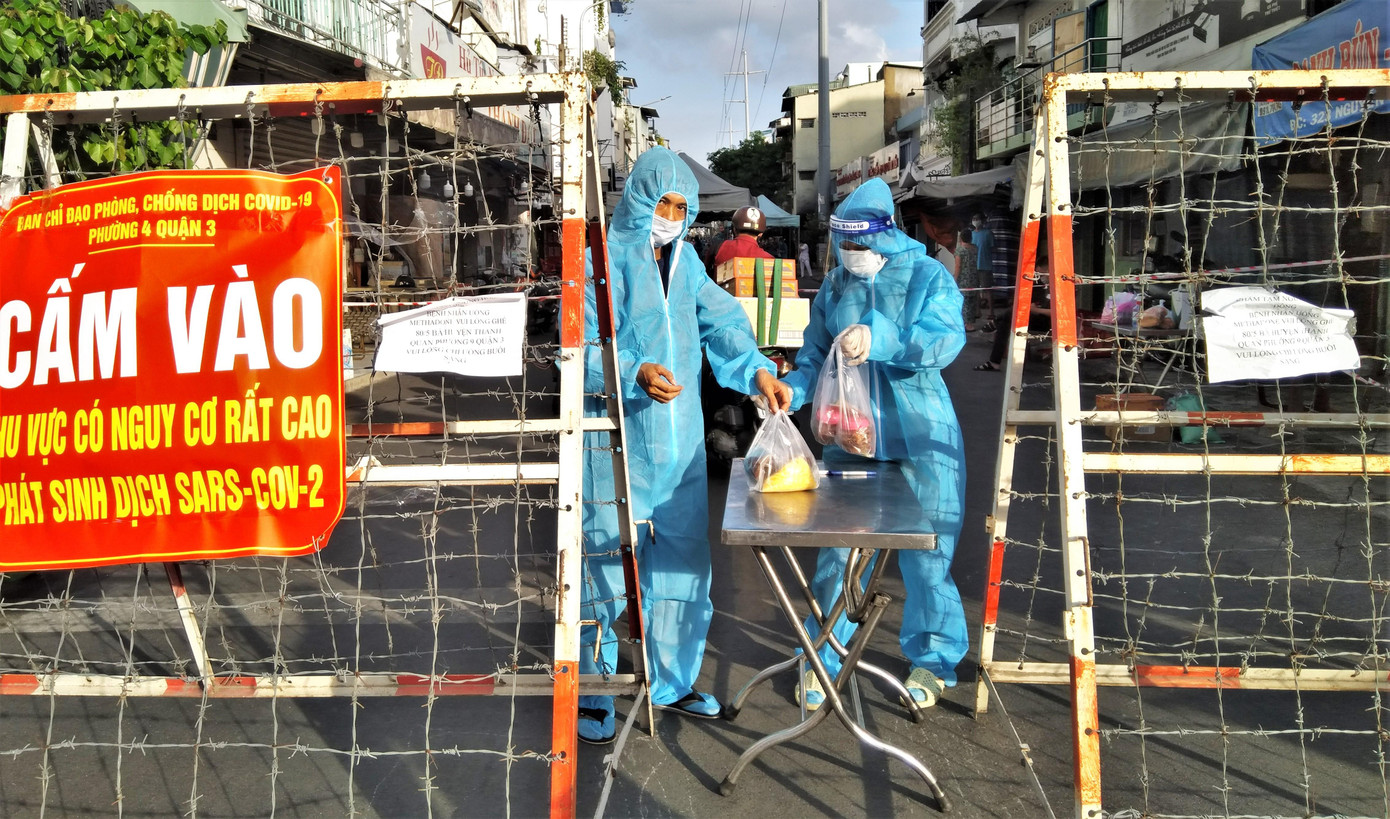 Các cơ quan chức năng vẫn đang phong tỏa và lấy mẫu xét nghiệm hàng ngày tại khu vực chợ Vườn Chuối