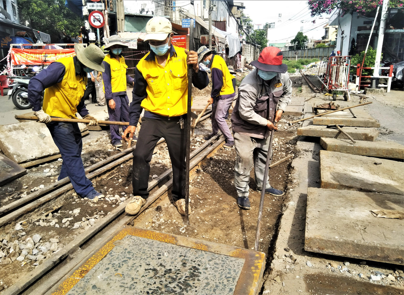 Những vật tư cũ kỹ lâu năm, được đào lên thay thế