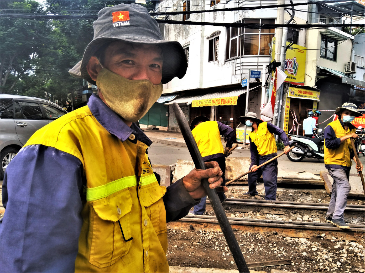 Niềm vui của người công nhân khi tranh thủ giãn cách theo chỉ thị 16 anh và đồng nghiệp đã sửa chữa được đoạn đường ray có dấu hiệu hư hỏng và quá tải lâu nay