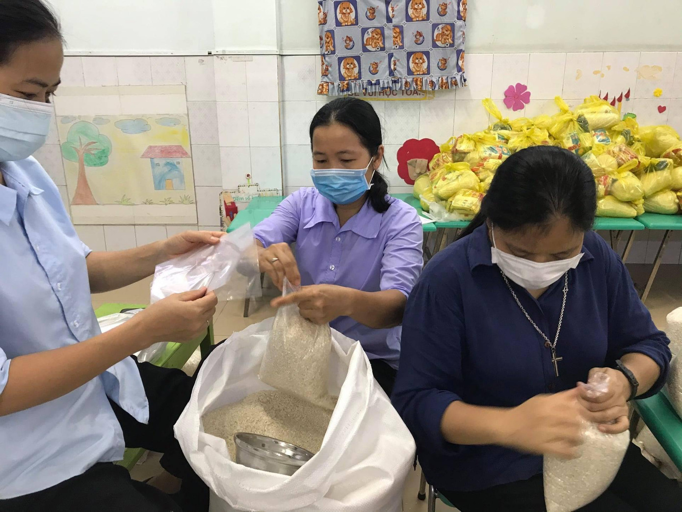 Các Sơ nhường cơm sẻ áo. Các Sơ nhường cơm sẻ áo.