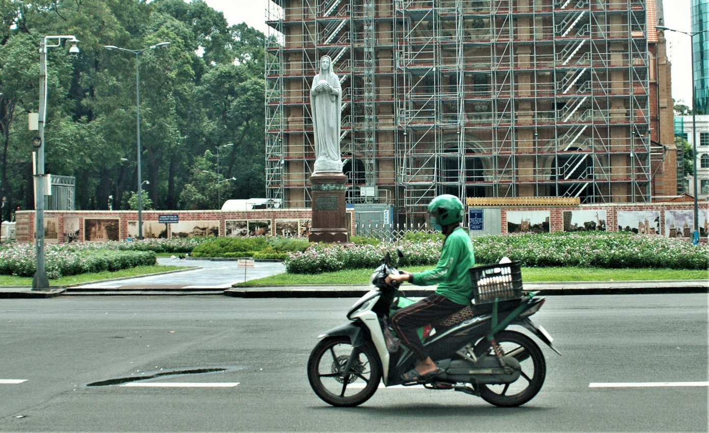 Các hoạt động tôn giáo tụ tập đông người tạm thời không tổ chức. Trong ảnh: Khu vực tượng đài Đức Mẹ vắng lặng. Các hoạt động tôn giáo tụ tập đông người tạm thời không tổ chức. Trong ảnh: Khu vực tượng đài Đức Mẹ vắng lặng.