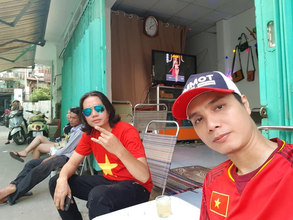 Nhạc sĩ Đinh Tiến Phúc (phải) và nhạc sĩ Vương Nông (trái) có những sác tác về bóng đá.