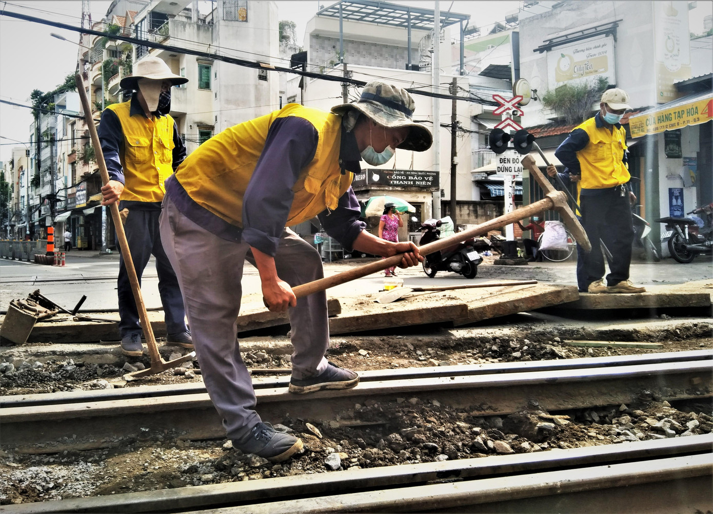 Phần lớn công việc tu bổ là do bàn tay con người, không dựa vào máy móc