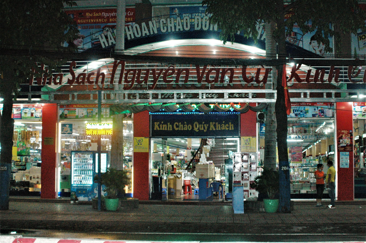 Nhà sách mở cửa nhưng không có người vào mua hàng và đóng cửa sớm hơn thường lệ.