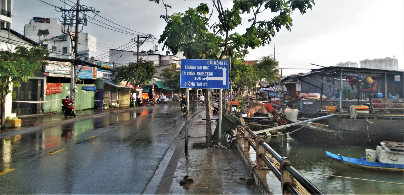 Toàn bộ khu dân cư bên kia đường đang bị phong tỏa, không ai còn ra giúp đỡ người nghèo trên xóm ghe như mọi ngày. Toàn bộ khu dân cư bên kia đường đang bị phong tỏa, không ai còn ra giúp đỡ người nghèo trên xóm ghe như mọi ngày.