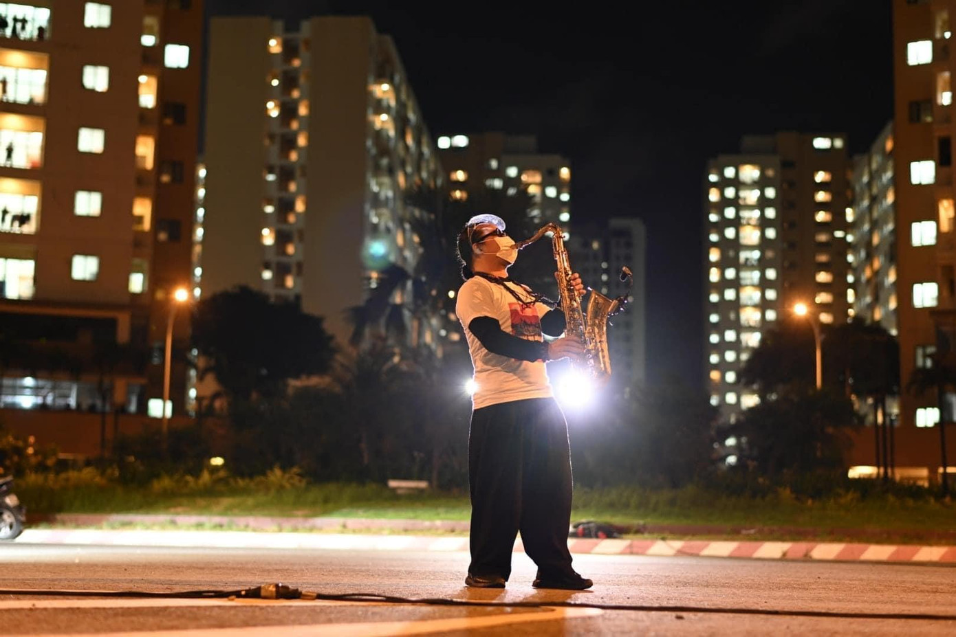 Rất nhiều nghệ sĩ chia sẻ về chương trình biểu diễn của Trần Mạnh Tuấn trong bệnh viện dã chiến. Ca sĩ Tùng Dương cỗ vũ người đàn anh Trần Mạnh Tuấn: "Lan tỏa bằng tinh thần tích cực nhất bằng âm nhạc".