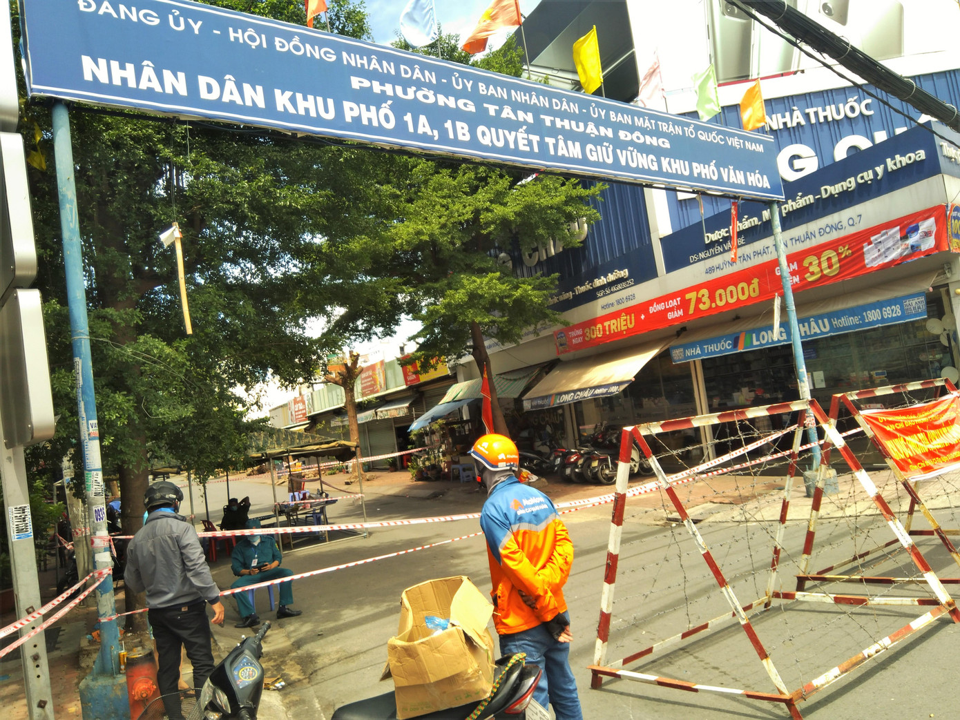 Được biết đây là khu vực phong tỏa có quy mô lớn nhất tại TPHCM, nằm ngay sát khu Chế xuất Tân Thuận, là một trung tâm sản xuất, xuất khẩu lớn. Trong ảnh: Khu phố 1A, phường Tân Thuận Đông hết sức vắng vẻ.