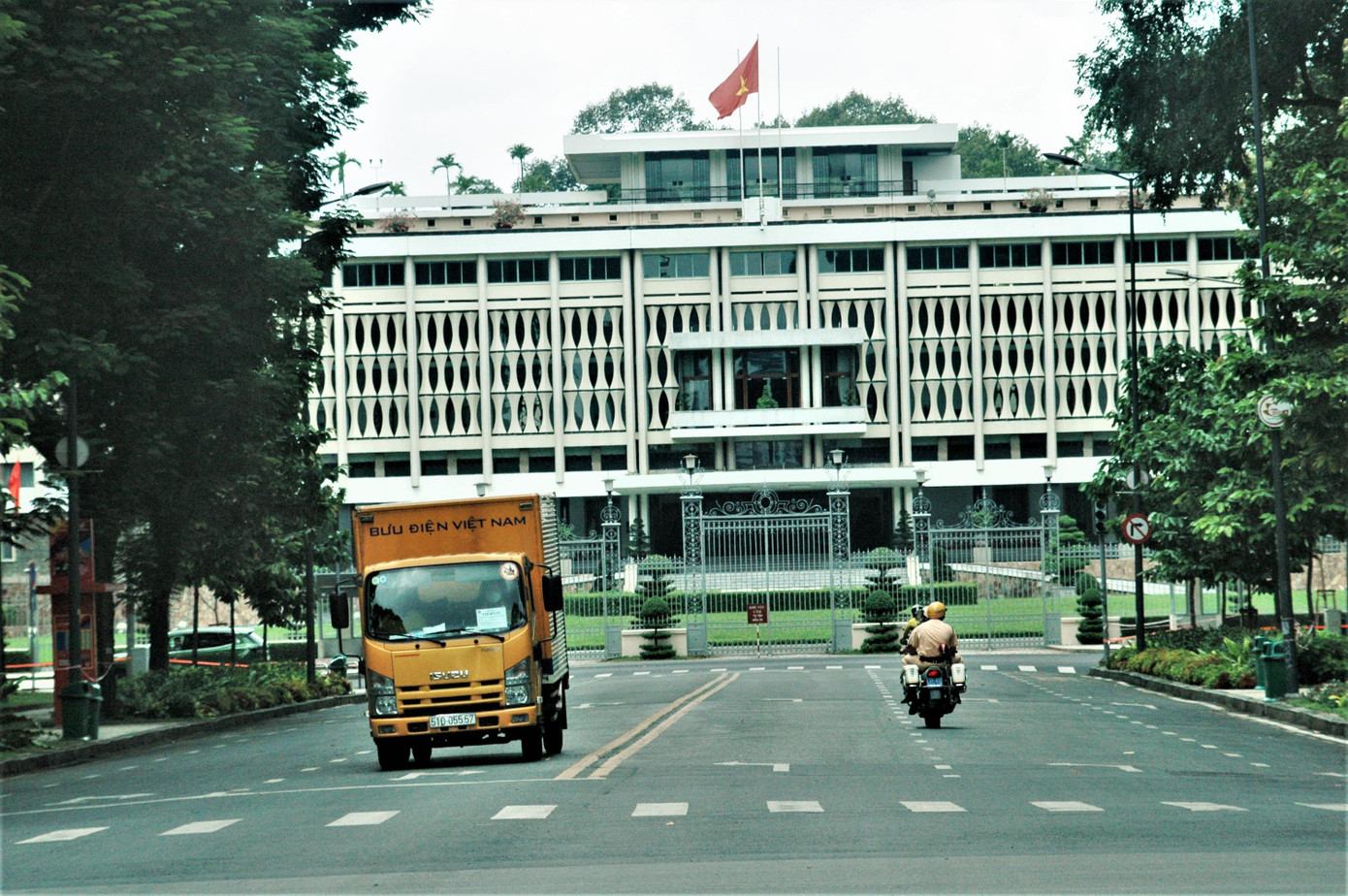 Các di tích lịch sử vốn thu hút khách tham trong nước và quốc tế, nay lại là những nơi yên tĩnh, ít người nhất. Người ta không còn thấy từng đoàn xe tấp nập tới tham quan Dinh Thống Nhất. Thay vào đó, chỉ là những chiếc xe đưa thư từ, bưu kiện. Các di tích lịch sử vốn thu hút khách tham trong nước và quốc tế, nay lại là những nơi yên tĩnh, ít người nhất. Người ta không còn thấy từng đoàn xe tấp nập tới tham quan Dinh Thống Nhất. Thay vào đó, chỉ là những chiếc xe đưa thư từ, bưu kiện.