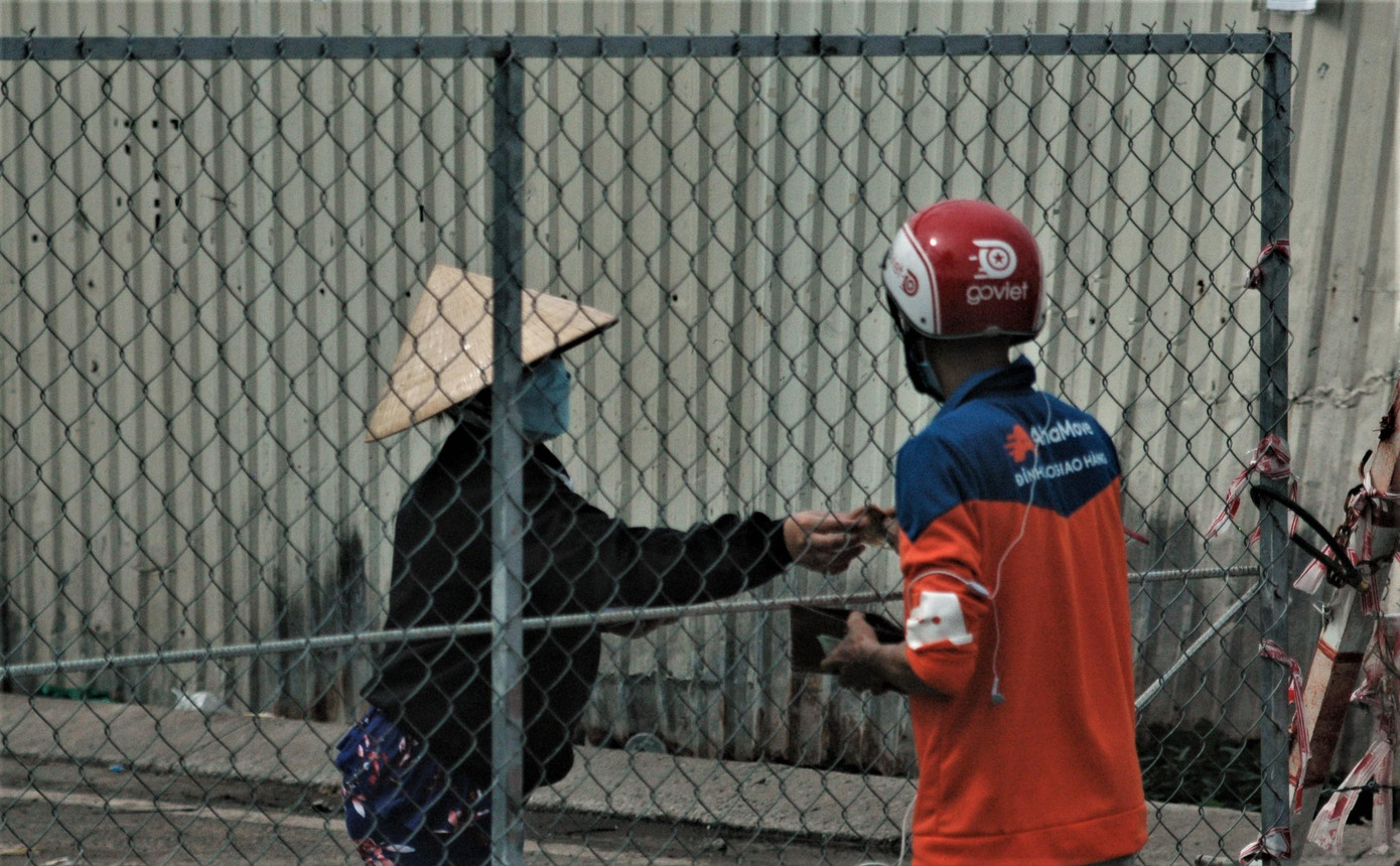 Nhiều lớp ngăn cách được tạo ra ngay từ cổng chợ cho đến các các lối vào.