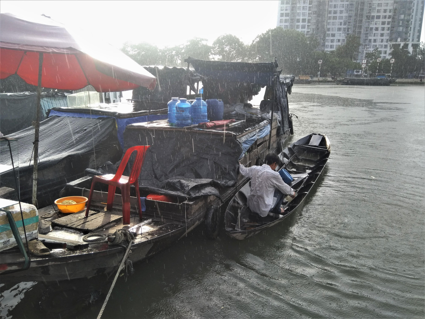 Hai anh em quê ở Đồng bằng sông Cửu Long, mắc kẹt vì đại dich đang tát nước cứu thuyền trong cơn mưa. Do hàng quán đóng cửa nên hai anh em tự nấu cơm ăn với nhau. Họ đều đang thất nghiệp. Hai anh em quê ở Đồng bằng sông Cửu Long, mắc kẹt vì đại dich đang tát nước cứu thuyền trong cơn mưa. Do hàng quán đóng cửa nên hai anh em tự nấu cơm ăn với nhau. Họ đều đang thất nghiệp.