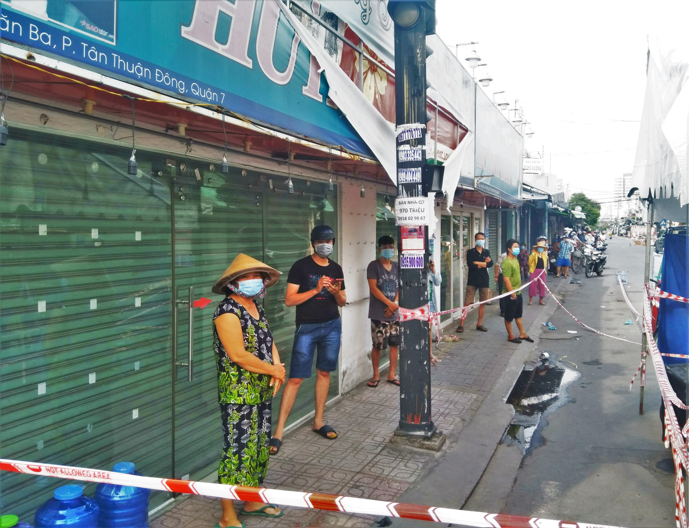 Hàng dài người dân đường Bùi Văn Ba chờ nhận cứu trợ và nhu yếu phẩm Hàng dài người dân đường Bùi Văn Ba chờ nhận cứu trợ và nhu yếu phẩm