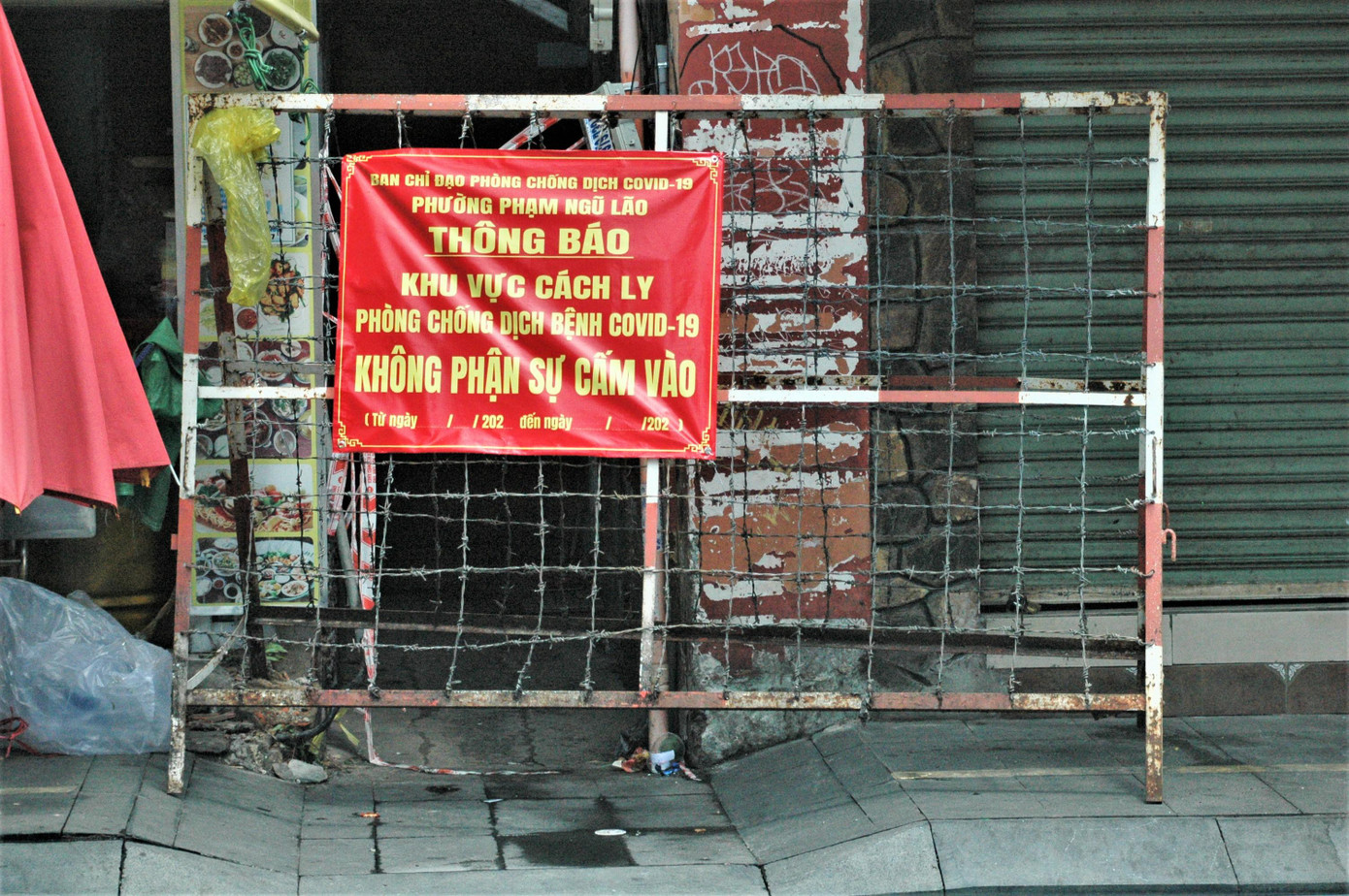 Cán bộ và người dân trong phường cho biết: "Hiện khu phố Tây chúng tôi không có ca mắc COVID-19 nhưng nơi đây vốn là trung tâm vui chơi, du lịch, giải trí nên thường ngày, nhất là cuối tuần, khách đổ tới rất đông. Nếu không hạn chế du khách và người lạ thì người dân nơi đây rất khó an toàn. Việc phong tỏa là nhằm bảo vệ người dân khu phố Tây trong đại đại dịch lần này". Trong ảnh: Các ngõ ngách ô bàn cờ được phong tỏa.