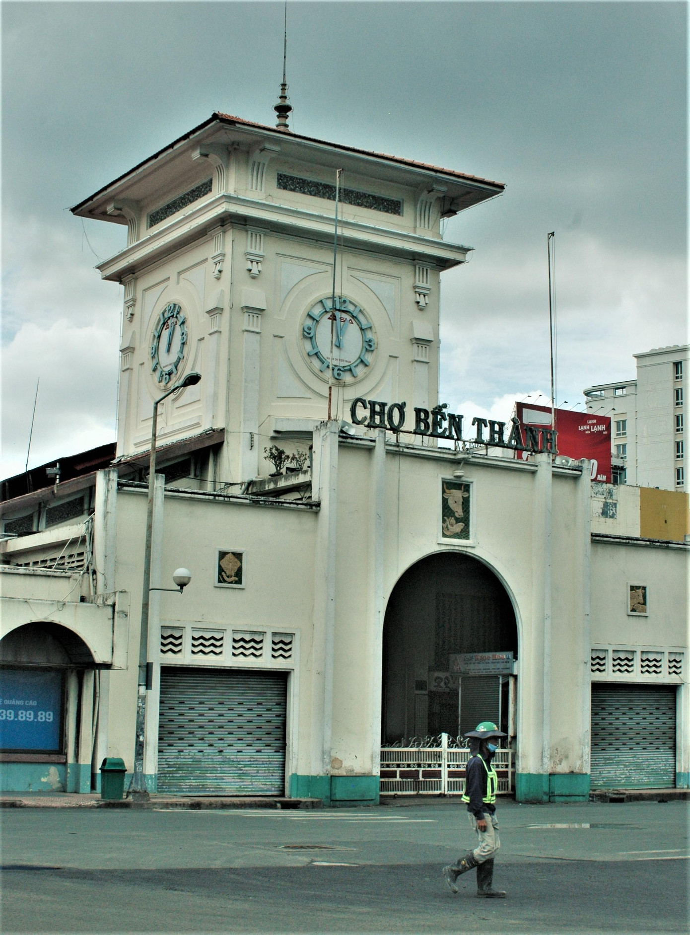 Chợ Bến Thành, nơi đón khoảng 16.000 khách mỗi ngày cũng hoàn toàn vắng lặng sau 1 tuần cách ly toàn xã hội. Đây là một trong số những lần hiếm hoi mà biểu tượng của thành phố này không hoạt động. Chợ Bến Thành, nơi đón khoảng 16.000 khách mỗi ngày cũng hoàn toàn vắng lặng sau 1 tuần cách ly toàn xã hội. Đây là một trong số những lần hiếm hoi mà biểu tượng của thành phố này không hoạt động.