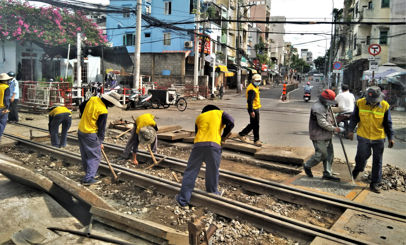 Đoạn đường sắt đi vào cửa ngõ Ga Sài Gòn bị xuống cấp, nay có cơ hội sửa chữa.