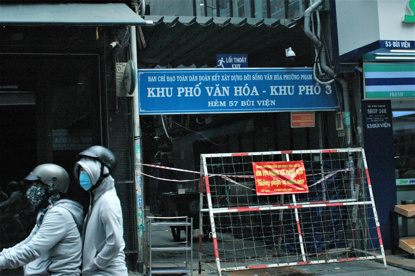 Phường Phạm Ngũ Lão nói chung và khu phố Tây nói riêng đang thực hiện phương châm "phòng bệnh hơn trị bệnh", tự biến các khu phố các đường hẻm thành pháo đài chống COVID-19 ngay từ khi chưa có ca dương tính với SARS-CoV-2. Trong ảnh: Các hẻm trên phố đi bộ Bùi Viện đều không đón khách lạ.