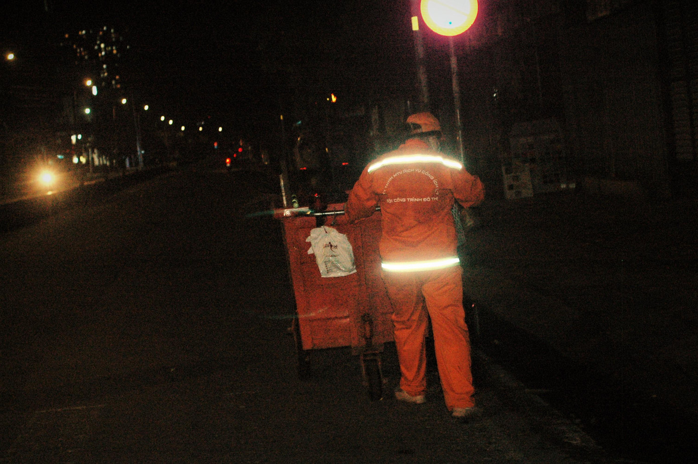 Đường phố chỉ còn bóng những người lao công.