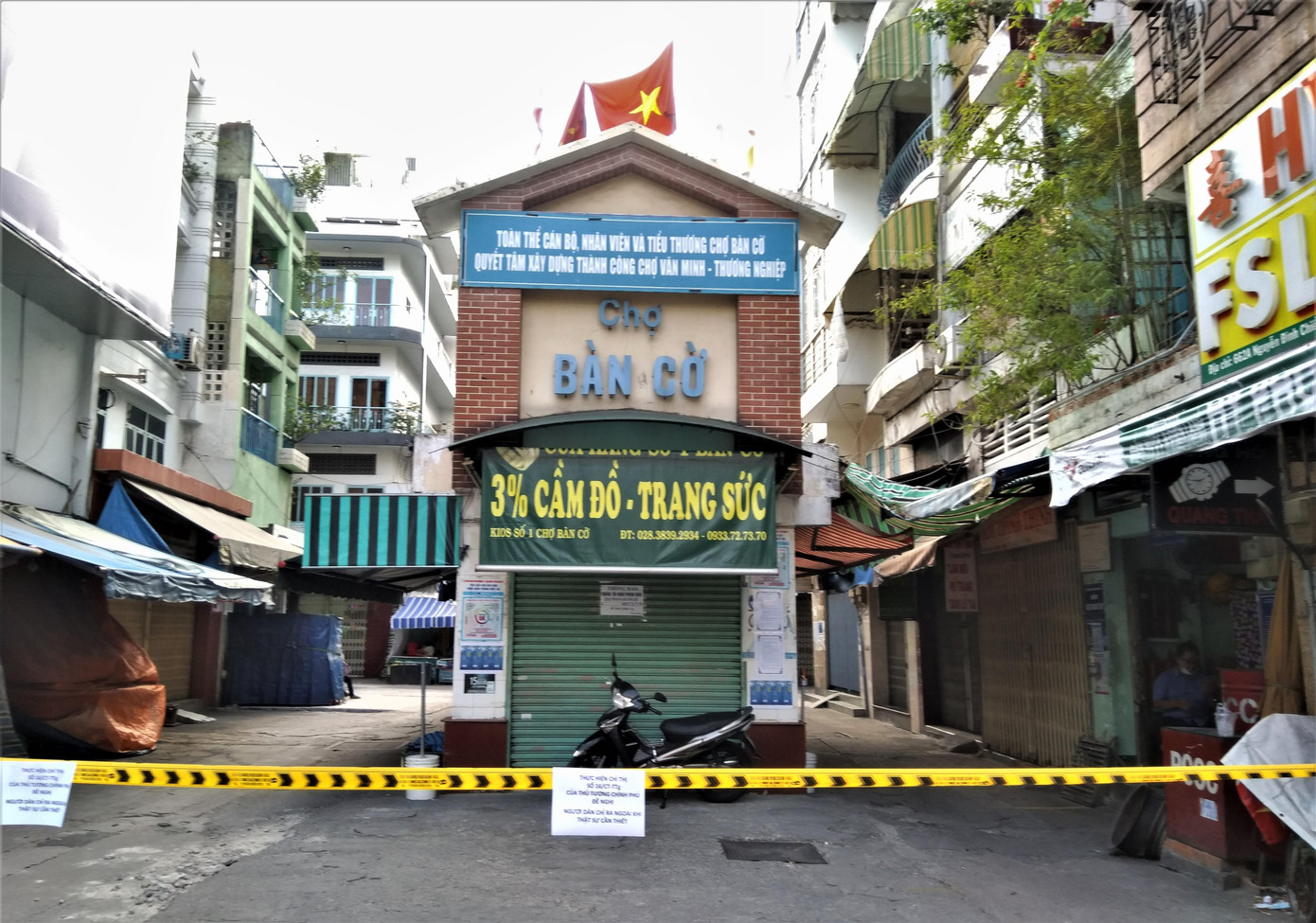 Chợ Bàn Cờ, khu vực hoạt động cách mạng sôi nổi thời chống Mỹ, với bàn hát "Người mẹ Bàn Cờ" của nhạc sĩ Trần Long Ẩn. Chợ có nhiều món ăn ngon, nhiều sản phẩm đặc sản của phương Nam. Nay chợ cũng đang tạm ngừng phục vụ