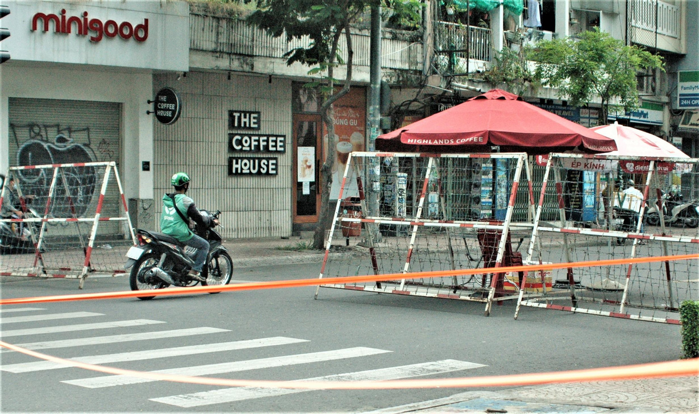 TPHCM hiện có hơn 17.000 ca mắc COVID-19 rải rác ở nhiều quận huyện. Để xây dựng và bảo vệ một "vùng xanh" không bị COVID-19, khu phố Tây thuộc phường Phạm Ngũ Lão, quận 1 đang được bảo vệ nghiêm ngặt. Các lối ra vào, đặc biệt các hẻm sâu, đông dân cư đều được phong tỏa. Con đường chính là phố Phạm Ngũ Lão cũng được kiểm soát. Trong ảnh: Phố Phạm Ngũ Lão đang được kiểm soát.