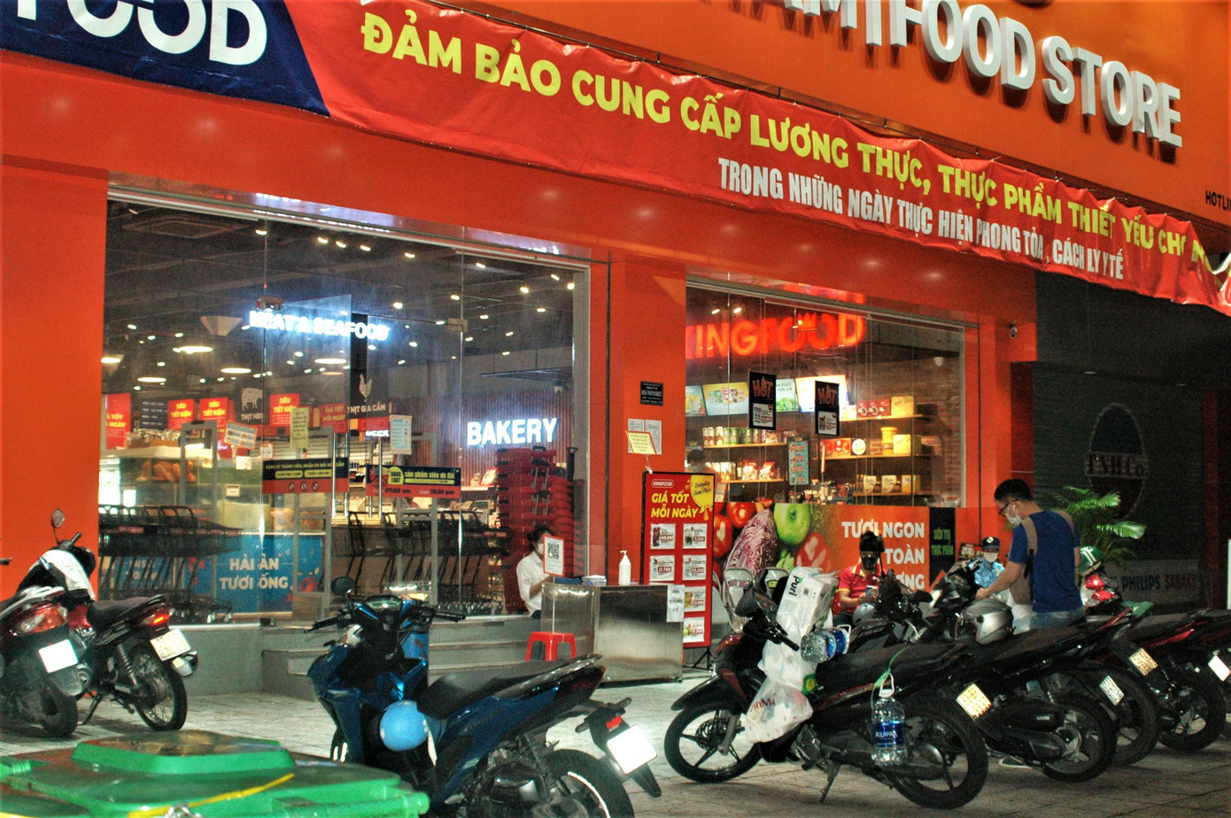 Cửa hàng cung cấp thực phẩm, lương thực mở cửa nhưng rất ít khách hàng.