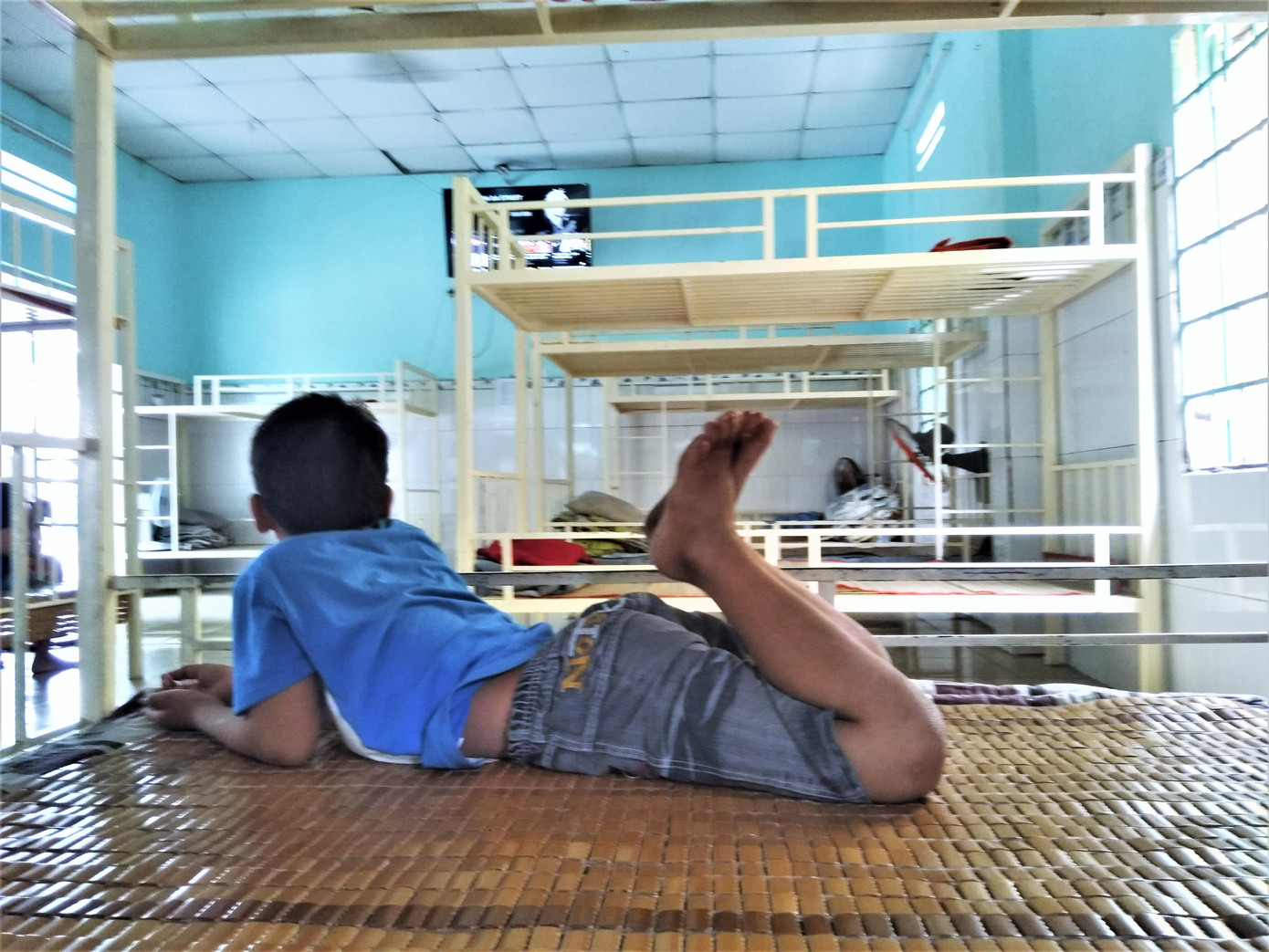 Trong thời gian xảy ra đại dịch COVID-19, các cháu ở chùa xem ti vi, học bài. Trong thời gian xảy ra đại dịch COVID-19, các cháu ở chùa xem ti vi, học bài.