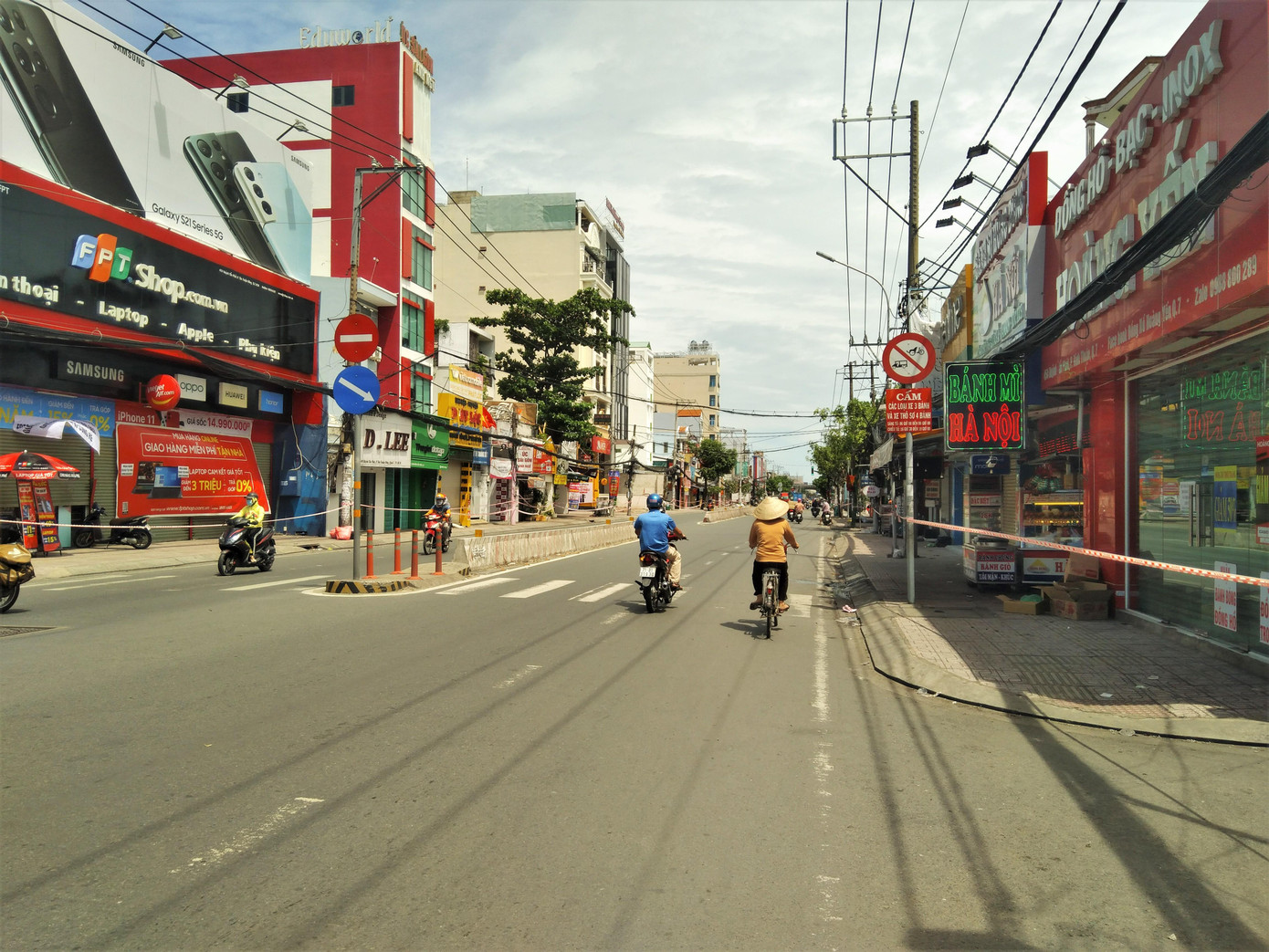 Hai dãy phố trên đường Huỳnh Tất Phát, quận 7 đều bị phong tỏa, ngừng mọi hoạt động.